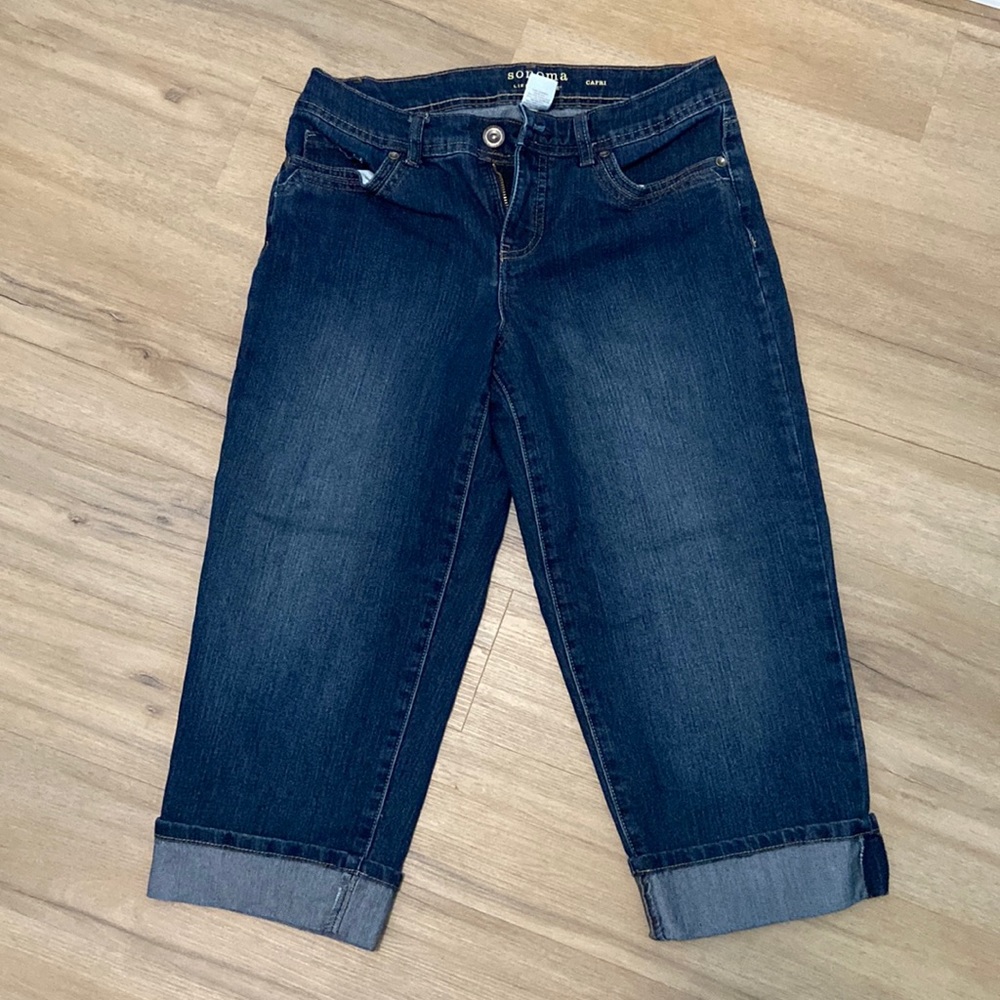 Women’s medium-dark wash capri jeans